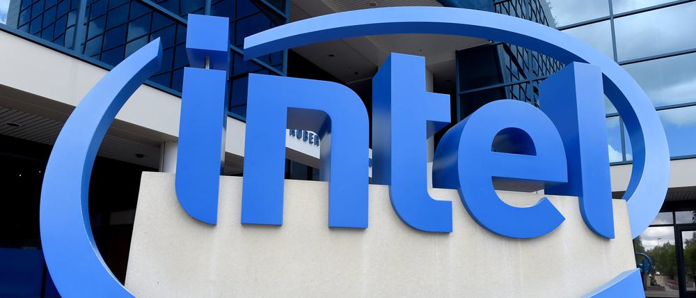 Das Logo des Chipherstellers Intel steht vor der Zentrale des Unternehmens.