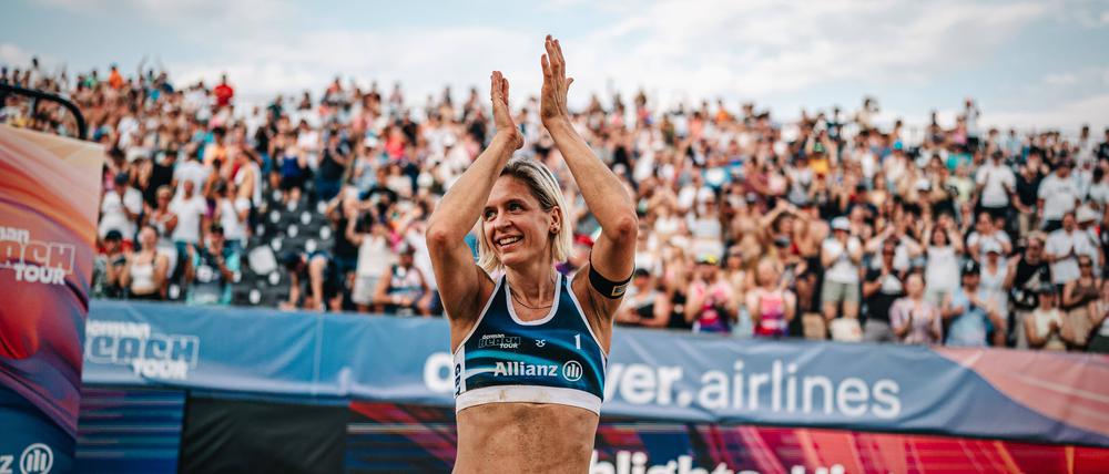 Laura Ludwig applaudiert den Fans.
