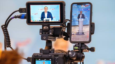 Tino Chrupalla, AfD-Bundesvorsitzender und Fraktionsvorsitzender der AfD, ist auf mehreren Geräten für die Social Media Übertragung beim Pressestatement vor der Fraktionssitzung der AfD im Bundestag zu sehen. 