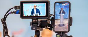 Tino Chrupalla, AfD-Bundesvorsitzender und Fraktionsvorsitzender der AfD, ist auf mehreren Geräten für die Social Media Übertragung beim Pressestatement vor der Fraktionssitzung der AfD im Bundestag zu sehen. 