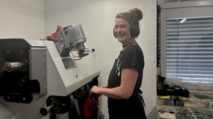 Lucienne Salgado (28), zweites Lehrjahr, berichtet von ihrer Ausbildung als Maßschuhmacherin bei der Stiftung Oper in Berlin. 