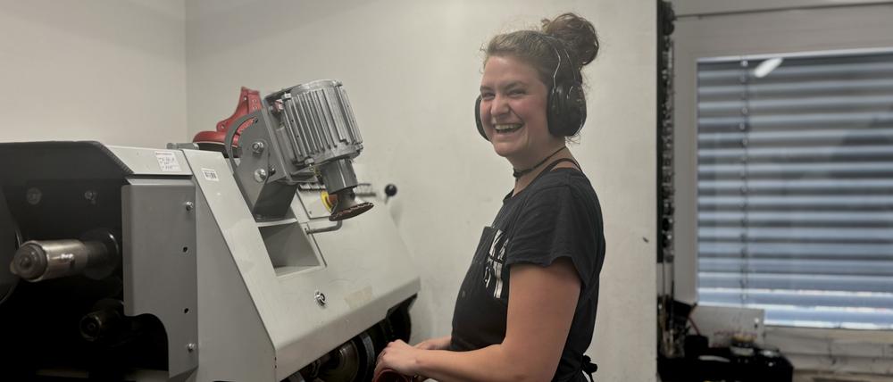 Lucienne Salgado (28), zweites Lehrjahr, berichtet von ihrer Ausbildung als Maßschuhmacherin bei der Stiftung Oper in Berlin.