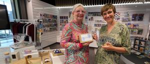 Regionale Produkte für Potsdam-Freunde in der Tourismus-Information (Mobiagentur Hauptbahnhof) Katrine Lihn & Nannette Neitzel (v.l.)