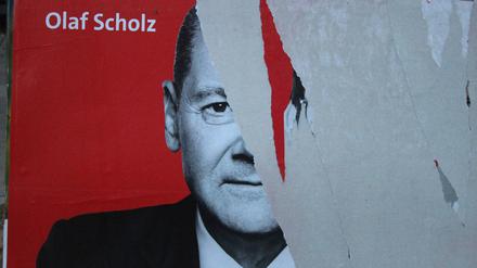 Ein zerstörtes Wahlplakat der SPD mit Olaf Scholz.