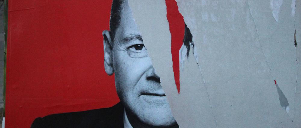 Ein zerstörtes Wahlplakat der SPD mit Olaf Scholz.