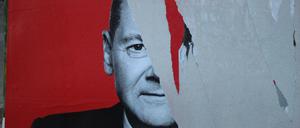 Ein zerstörtes Wahlplakat der SPD mit Olaf Scholz.