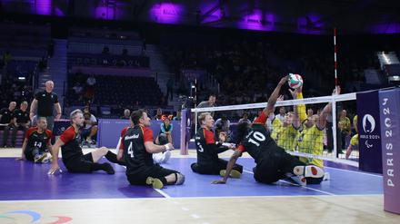 Die deutschen Sitzvolleyballer sicherten sich bei den Paralympics den frühzeitigen Einzug ins Halbfinale. 