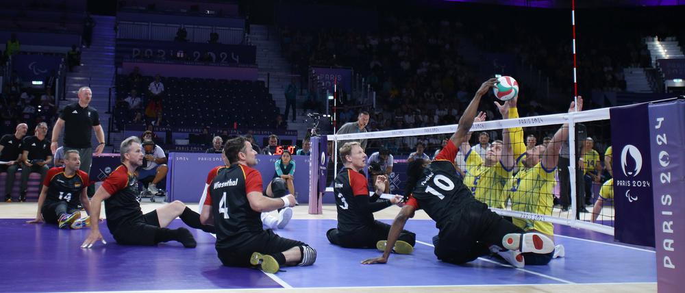 Die deutschen Sitzvolleyballer sicherten sich bei den Paralympics den frühzeitigen Einzug ins Halbfinale.