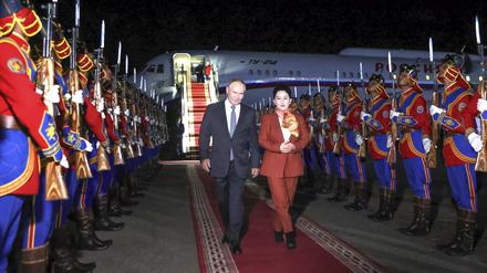 Auf diesem von der staatlichen Nachrichtenorganisation Sputnik via AP veröffentlichten Foto geht Wladimir Putin (l), Präsident von Russland, auf dem roten Teppich neben Batmönchiin Battsetseg, Außenministerin der Mongolei, bei seiner Ankunft auf dem internationalen Flughafen Dschinghis Khan. 