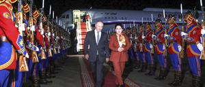 Auf diesem von der staatlichen Nachrichtenorganisation Sputnik via AP veröffentlichten Foto geht Wladimir Putin (l), Präsident von Russland, auf dem roten Teppich neben Batmönchiin Battsetseg, Außenministerin der Mongolei, bei seiner Ankunft auf dem internationalen Flughafen Dschinghis Khan.