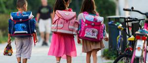 Die Polizei in Brandenburg hat am ersten Schultag ein besonderes Augenmerk auf den Verkehr vor Schulen gelegt.