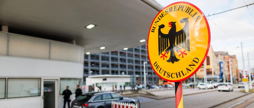 Ein Grenzschild steht am Grenzübergang in Weil am Rhein - Friedlingen (Symbolbild).