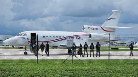 Beamte der Vereinigten Staaten haben das Flugzeug, einen Dassault Falcon 900EX Privatjet, der von Maduro und Mitgliedern seiner Regierung genutzt wird, beschlagnahmt.