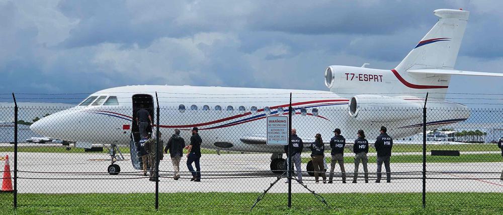 Beamte der Vereinigten Staaten haben das Flugzeug, einen Dassault Falcon 900EX Privatjet, der von Maduro und Mitgliedern seiner Regierung genutzt wird, beschlagnahmt.