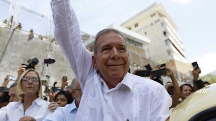 Der Präsidentschaftskandidat der venezolanischen Opposition, Edmundo González Urrutia, auf dem Weg in sein Wahllokal (Archivbild).