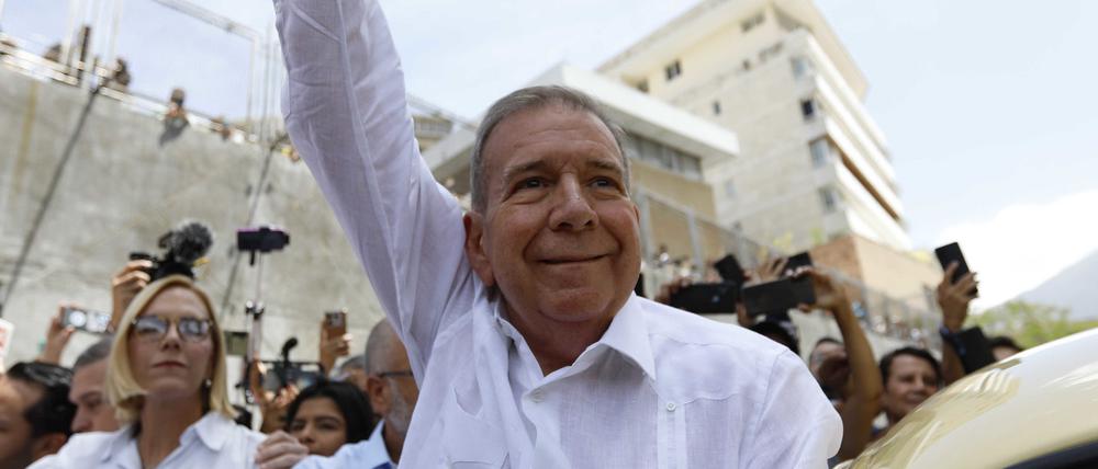 Der Präsidentschaftskandidat der venezolanischen Opposition, Edmundo González Urrutia, auf dem Weg in sein Wahllokal (Archivbild).