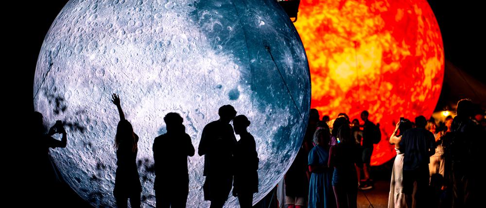  Eine tschechische Künstlergruppe verzaubert am Wochenende den Orankesee, über den riesige Bälle wie Planeten treiben sollen. 