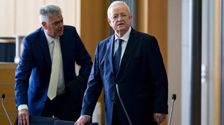 Martin Winterkorn (rechts) vor Gericht in Braunschweig: Der ehemalige VW-Boss kommt mit Verspätung auf die Anklagebank.