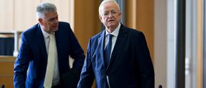 Martin Winterkorn (rechts) vor Gericht in Braunschweig: Der ehemalige VW-Boss kommt mit Verspätung auf die Anklagebank.