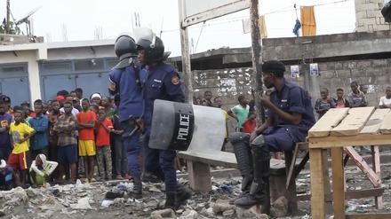 Dieses Bild aus einem Video zeigt Polizeibeamte vor dem Makala-Gefängnis in Kinshasa, Demokratische Republik Kongo, nach einem versuchten Gefängnisausbruch in Kongos Hauptgefängnis. 