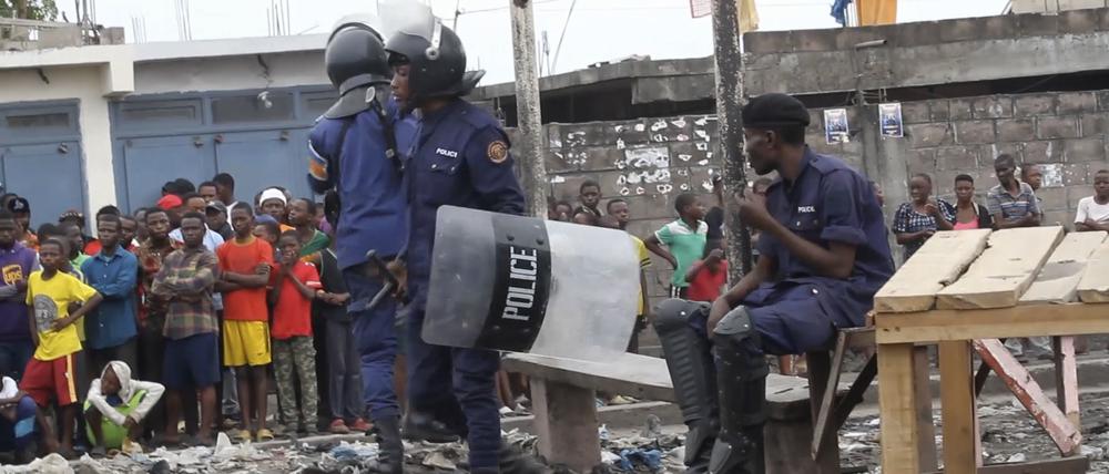 Dieses Bild aus einem Video zeigt Polizeibeamte vor dem Makala-Gefängnis in Kinshasa, Demokratische Republik Kongo, nach einem versuchten Gefängnisausbruch in Kongos Hauptgefängnis. 