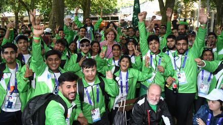 Die Delegation Special Olympics Pakistan mit Katrin Koenen (m.), Projektleiterin Special Olympics World Games Berlin 2023 beim Senat Berlin, beim Besuch des Berliner Tierparks.