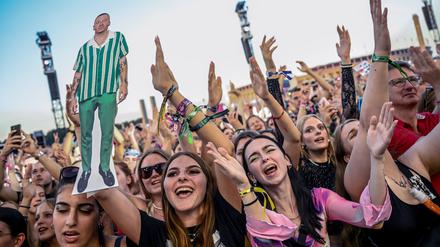 Das Publikum jubelt beim Auftritt des Musikers Macklemore beim Lollapalooza Festival Berlin 2024. (Archivbild)