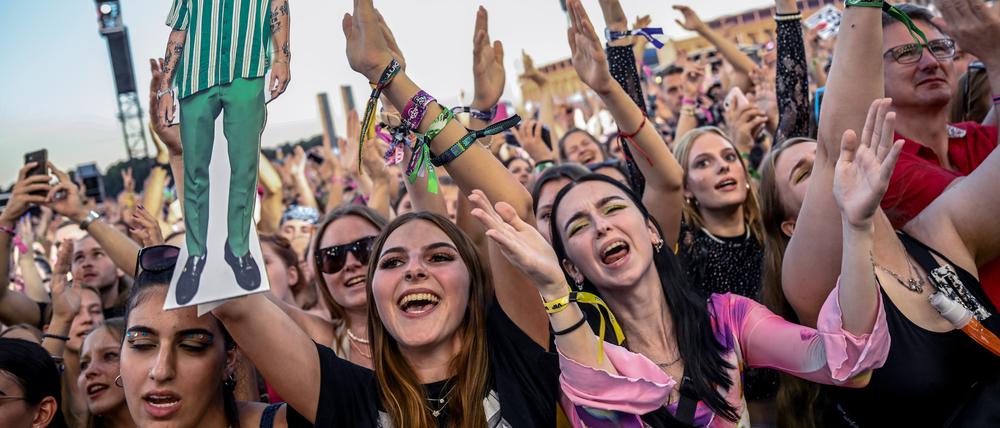Das Publikum jubelt beim Auftritt des Musikers Macklemore beim Lollapalooza Festival Berlin 2024. (Archivbild)