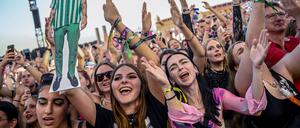 Das Publikum jubelt beim Auftritt des Musikers Macklemore beim Lollapalooza Festival Berlin 2024. (Archivbild)
