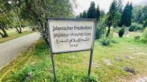 Das Schild stammt von der Eröffnung des islamischen Friedhofsteils 1988.
