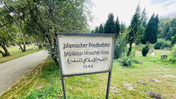Das Schild von 1988 stammt von der Eröffnung.