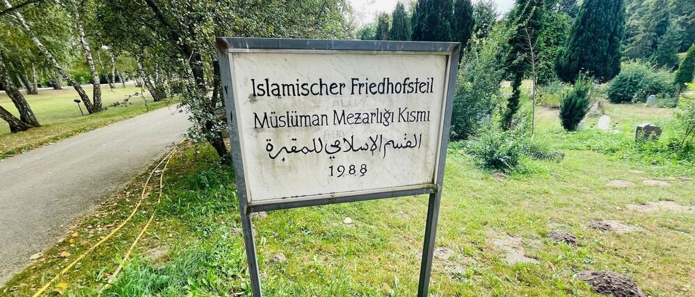 Das Schild stammt von der Eröffnung des islamischen Friedhofsteils 1988.