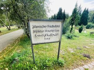 Das Schild stammt von der Eröffnung des islamischen Friedhofsteils 1988.