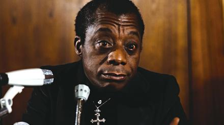 Der amerikanische Schriftsteller und Bürgerrechtler James Baldwin bei einer Pressekonferenz in Deutschland, etwa 1968. In diesem Jahr wäre Baldwin 100 geworden.