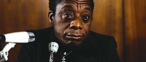 Der amerikanische Schriftsteller und Bürgerrechtler James Baldwin bei einer Pressekonferenz in Deutschland, etwa 1968. In diesem Jahr wäre Baldwin 100 geworden.