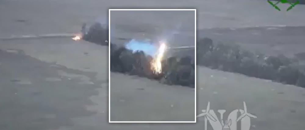 Screenshot aus einem auf X geteilten Video, in dem eine Drohne Feuer über einem Waldgebiet abwirft.