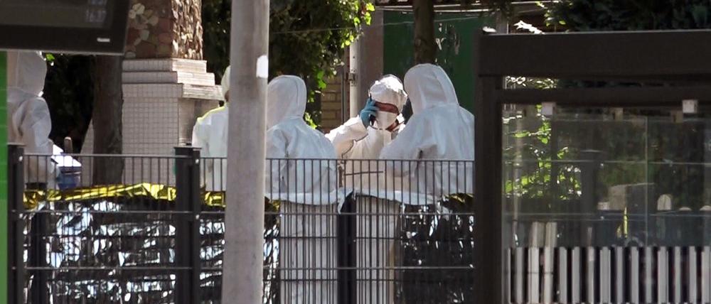 Beamte der Spurensicherung sind am Tatort im Bereich der Bahnhofstraße im Einsatz.