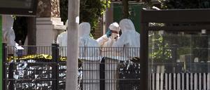 Beamte der Spurensicherung sind am Tatort im Bereich der Bahnhofstraße im Einsatz. 