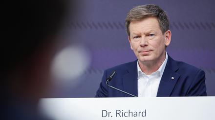 Richard Lutz, CEO der Deutschen Bahn, spricht auf der Bilanz-Pressekonferenz für das Jahr 2023. 