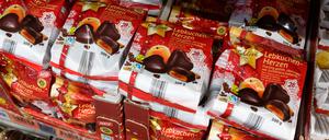 Futterneid? Lebkuchenherzen in einem Supermarktregal, Ende August 2024.
