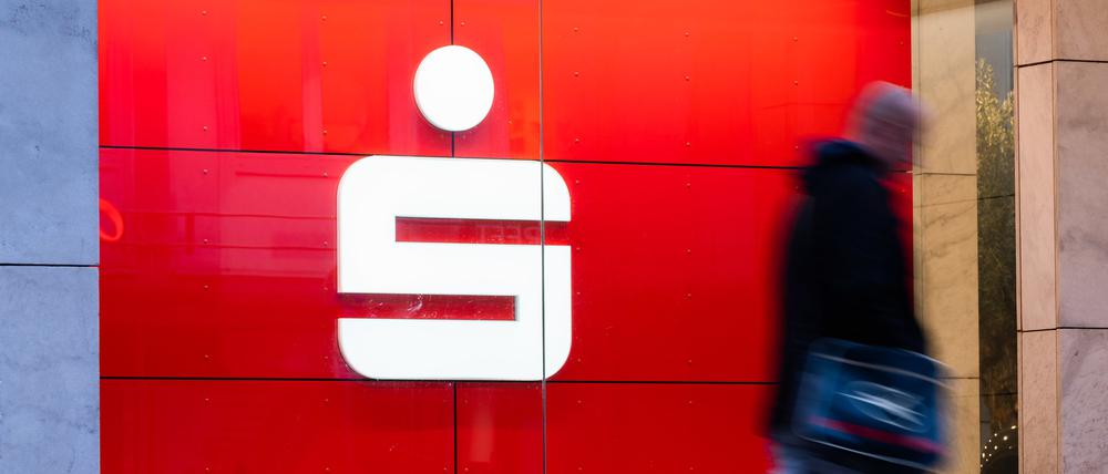 Passanten laufen an einer Filiale der Sparkasse vorbei.