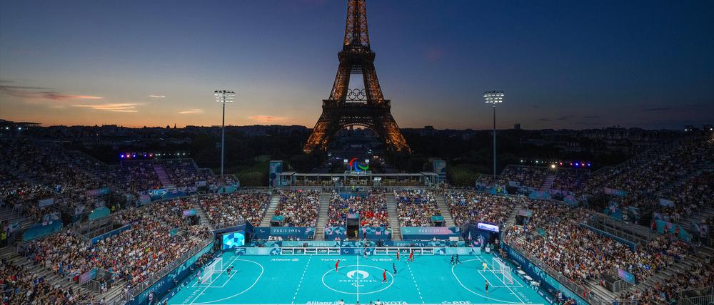 Das Blindenfußball-Stadion am Eiffelturm. Während Olympia wurde hier Beach-Volleyball gespielt.