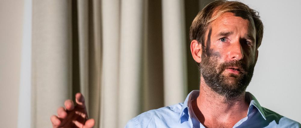 Philipp Ruch vom Zentrum für politische Schönheit 2020 bei einer Performance im Rahmen des Kunstfest Weimar. 