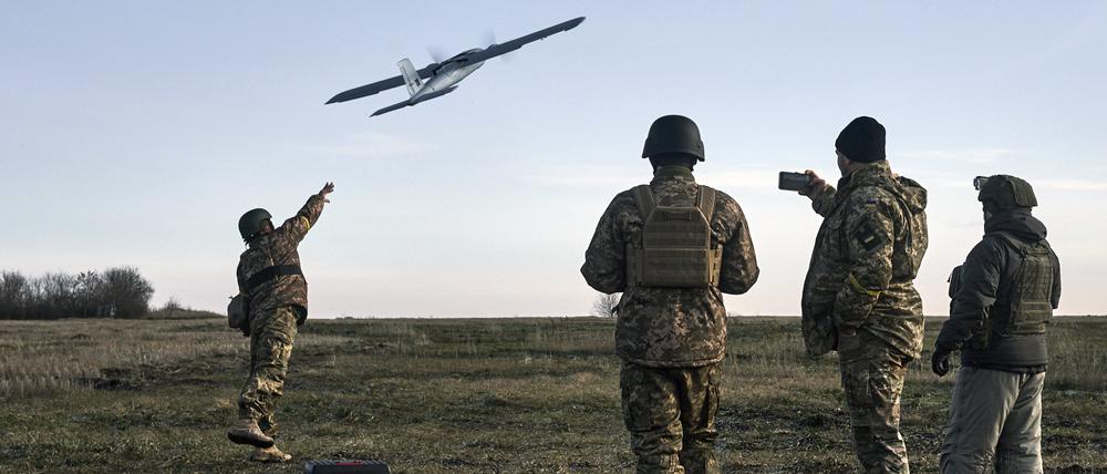 Ukrainische Soldaten starten eine Drohne auf russische Stellungen in der Nähe von Bachmut. 