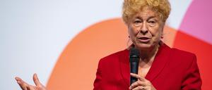 ARCHIV - 28.09.2019, Nordrhein-Westfalen, Kamen: Gesine Schwan (SPD) spricht zu den Parteimitgliedern bei der SPD-Regionalkonferenz zur Vorstellung der Kandidaten für den Parteivorsitz. Die im Rennen um den SPD-Vorsitz gescheiterte Gesine Schwan hat massive Kritik am Zustand der Partei, aber vor allem an Juso-Chef Kühnert geäußert. Foto: Guido Kirchner/dpa +++ dpa-Bildfunk +++