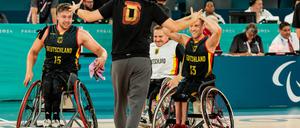 Die deutschen Rollstuhlbasketballer feiern den ersten Einzug ins Halbfinale seit 32 Jahren.