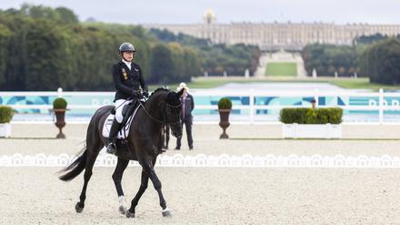 Heidemarie Dresing wird Vierte beim Reitsportauftakt im Schlosspark von Versailles.
