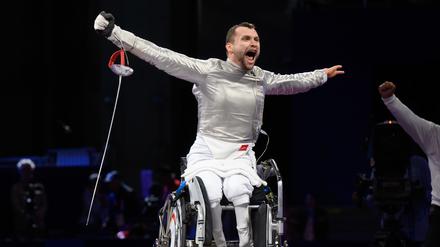 Am ersten Wettkampftag beim Rollstuhlfechten in Paris sichert sich Maurice Schmidt im Säbel die Goldmedaille.