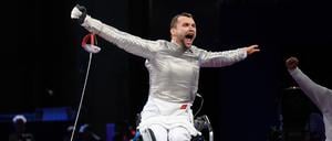 Am ersten Wettkampftag beim Rollstuhlfechten in Paris sichert sich Maurice Schmidt im Säbel die Goldmedaille.