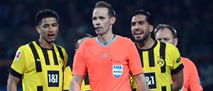 Die Dortmunder Profis ärgerten sich darüber, dass Schiedsrichter Sascha Stegemann gegen den VfL Bochum keinen Elfmeter pfiff.